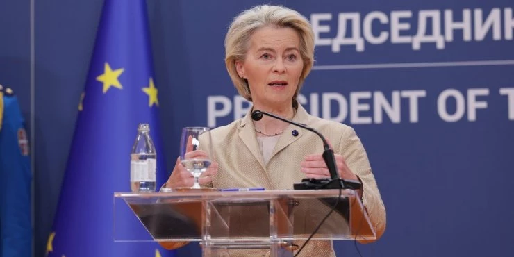 УРСУЛА ФОН ДЕР ЛАЈЕН