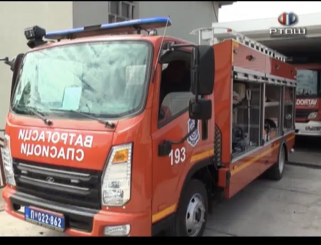 НОВО ВАТРОГАСНО ВОЗИЛО СТИГЛО У АРАНЂЕЛОВАЦ: ЈАЧАЊЕ СПАСИЛАЧКИХ КАПАЦИТЕТA