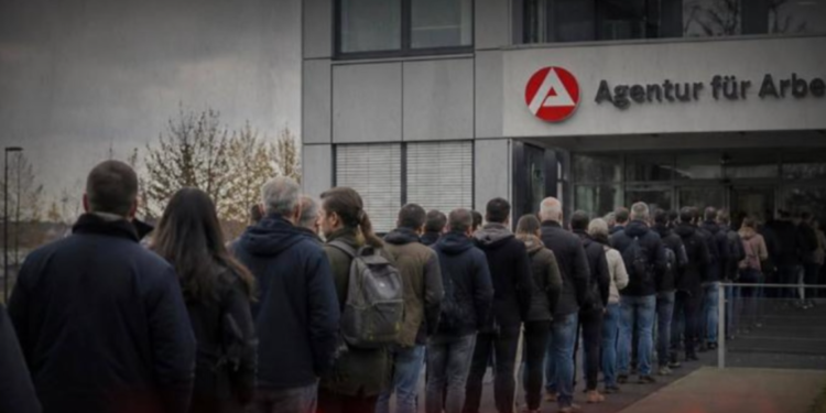 Редови незапослених испред бироа рада у Немачкој