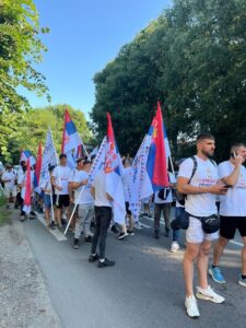 ( FOTO/VIDEO) NEVEROVATNO! Mlade iz Novog Sada ni paklene vrućine ne sprečavaju da peške krenu na SKUP 27.JUNA na kom se GRADI BUDUĆNOST SRBIJE!