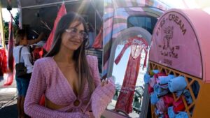 (FOTO/VIDEO) „Luene Eyes-Cream Truck“ od danas i u Novom Sadu ispred TC „Big Fashion“: Modni aksesoari, sladoled i druženje sa influenserkom Ena Lunom čekaju vas na ovom mestu!